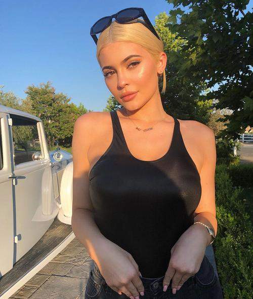 凱莉詹娜最新時尚圖片，潮流引領(lǐng)風采