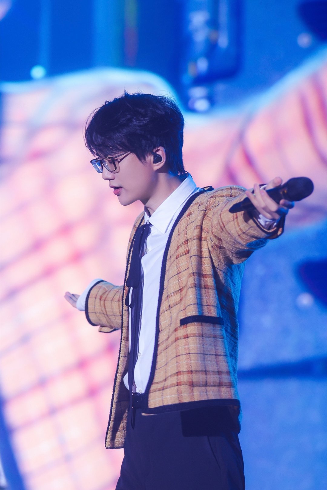 許嵩最新圖片2024,小巷深處的音樂情懷與獨特小店風采