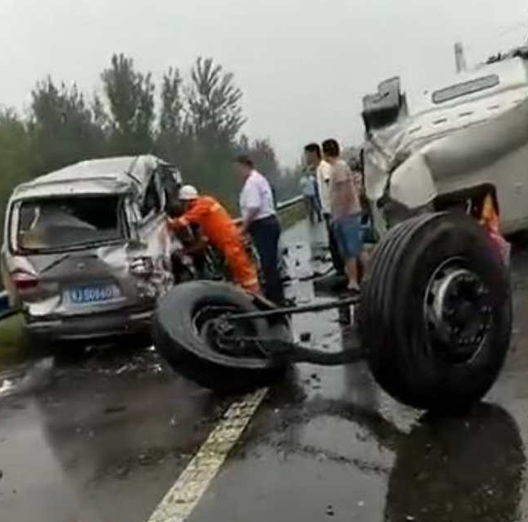 清遠(yuǎn)車(chē)禍意外與日常趣事，真摯友情見(jiàn)證下的車(chē)禍視頻紀(jì)實(shí)