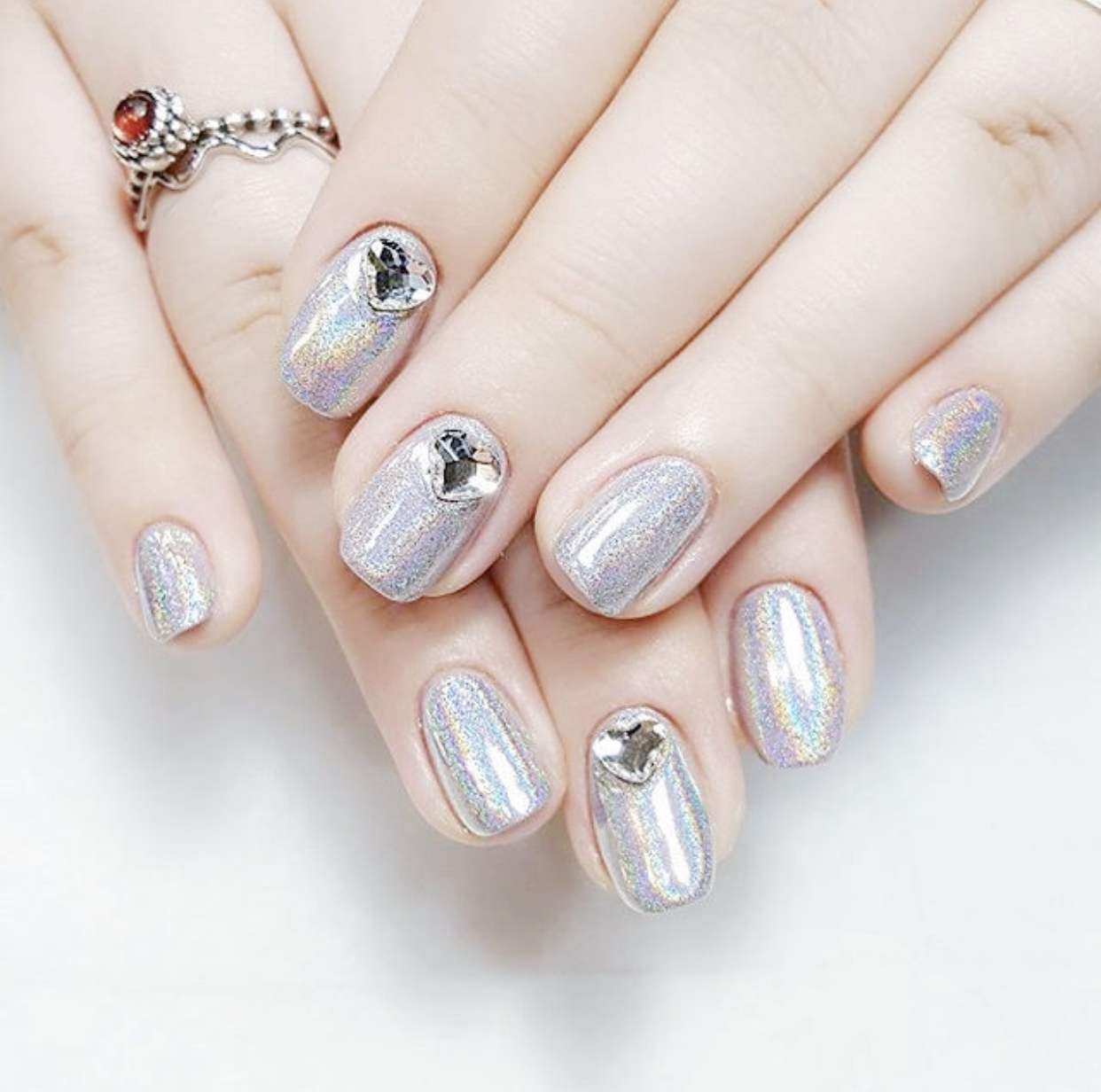 科技之光下的鐳射美甲展示,指尖魅力新潮流